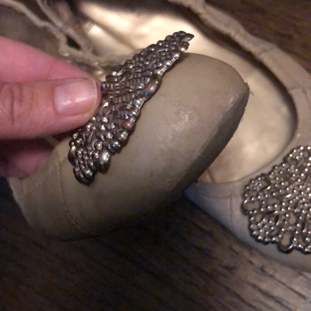 Tan & gold Tahari flats - Picture 3 of 13